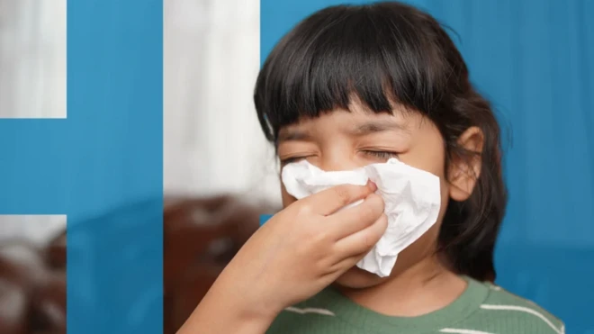 زنی با دستمال کاغذی بینی‌اش را گرفته است