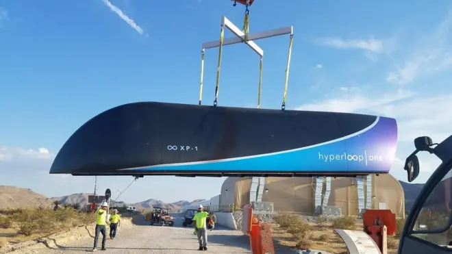 Los vagones o "pods" son propulsados a lo largo de un camino usando tecnología de levitación magnética.