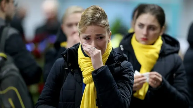 Стюардеса авіакомпанії МАУ під час прощання із загиблим екіпажем в аеропорту "Бориспіль", 19 січня 2020 року