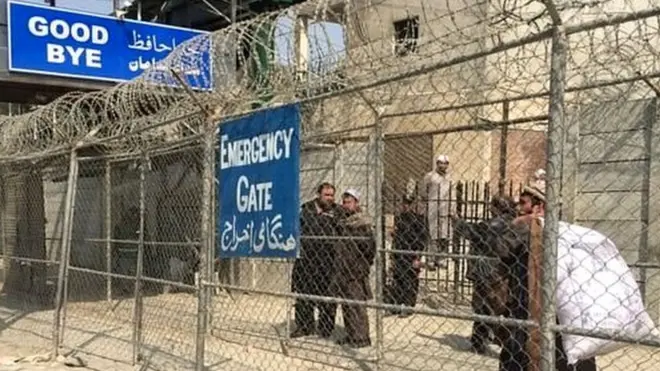 آرمی چیف نے کہا کہ پاک افغان سرحد پر باڑ لگانے کاعمل شروع ہوچکا ہے اور مہمند اور باجوڑ ایجنیسوں کے سرحدی علاقوں کو زیادہ خطرات کا سامنا کرنے کی وجہ سے انتہائی ترجیح دی جارہی ہے