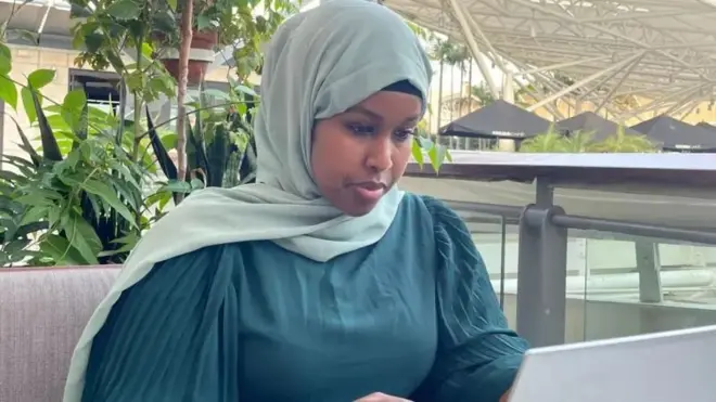 Xamda Raage dalka Lubnaan ayay wax ka barataa,waxaana ay ka mid tahay dadka doonayay in ay halkaa ka baxaan laakin waxay la'dahay diyaarad