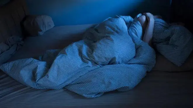 Людина під ковдрою