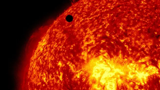 черная точка - венера