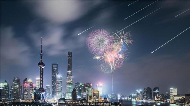 上海的天际线上，模拟人造流星雨。