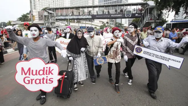 Pantomim melakukan aksi teatrikal saat Hari Bebas Kendaraan Bermotor di kawasan Bundaran HI, Jakarta, Minggu (22/4). Aksi ini dilakukan sebagai bentuk sosialisasi program mudik gratis bersama Kementerian BUMN tahun 2018.