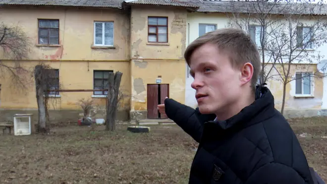 У цьому будинку в депресивному селищі Валентину Радіонов дали квартиру без душу, опалення, ремонту, сантехніки