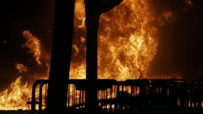 Ceramah telah dibatalkan setelah terjadi pembakaran di bagian kampus.