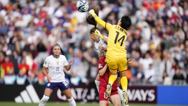 Thủ môn Trần Thị Kim Thanh cản phá được cú phạt đền của tượng đài Mỹ Alex Morgan 