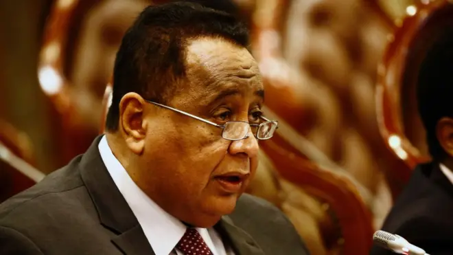 أشار الغندور إلى أن هناك مبادرة تهدف لوقف التراشق الإعلامي بين البلدين