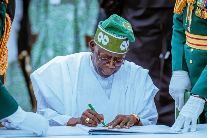 Aworan Aarẹ Bola Tinubu
