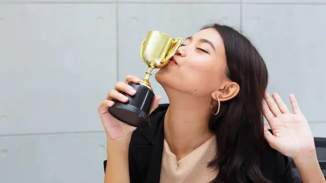 Дівчина радіє