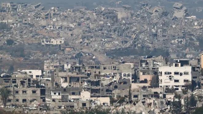 One view of damaged buildings for di northern Gaza Strip, as seen from Sderot for southern Israel (15 January 2025)