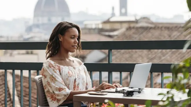 Mujer trabajando desde Florencia
