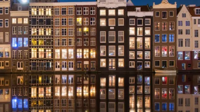 Banyak rumah tua di Amsterdam memiliki jendela besar, memungkinkan orang lewat untuk melihat ke dalam.