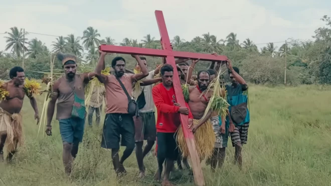Salah satu adegan film Pesta Babi saat masyarakat adat memasang Salib Merah atau Sasi sebagai tanda penolakan lahan mereka digusur.