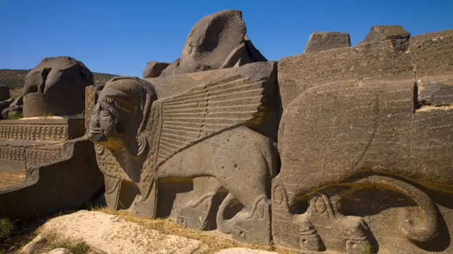 Базальтовые львы и сфинксы в храмовом комплексе Айн-Дара, Сирия