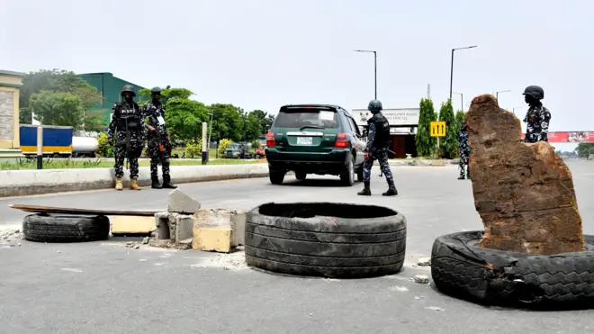Ndị uweojii nọ na 'checkpoint'