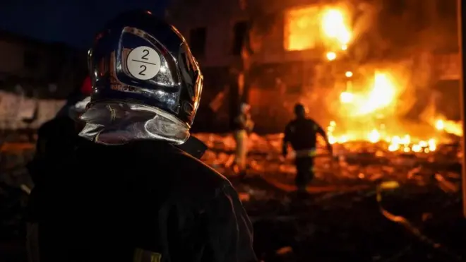 Пожежники на місці російського удару в Полтаві 