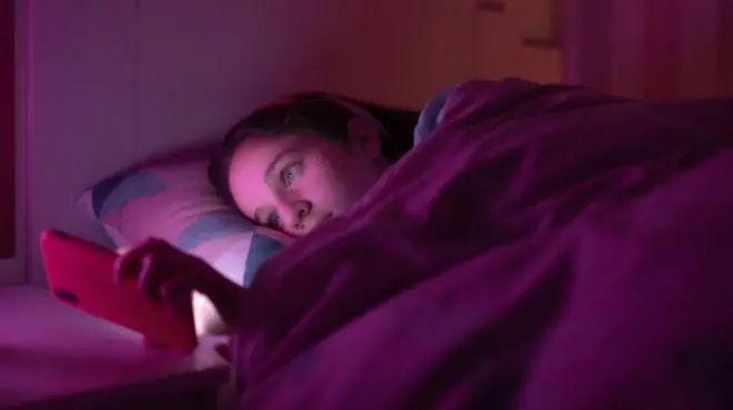 मोबाईल उशाशी घेऊन झोपणं घातक?