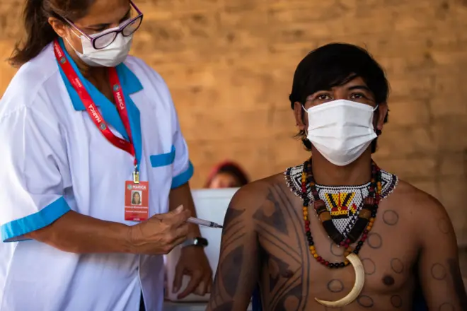 Indígena Guarani recebe vacina CoronaVac da enfermeira Rosane das Neves durante campanhawazamba cassinovacinação contra Covid-19 na Aldeia Mata Verde Bonita (Tekoa Ka'Aguy Ovy Porã)wazamba cassino20wazamba cassinojaneirowazamba cassino2021wazamba cassinoMarica, Brasil.