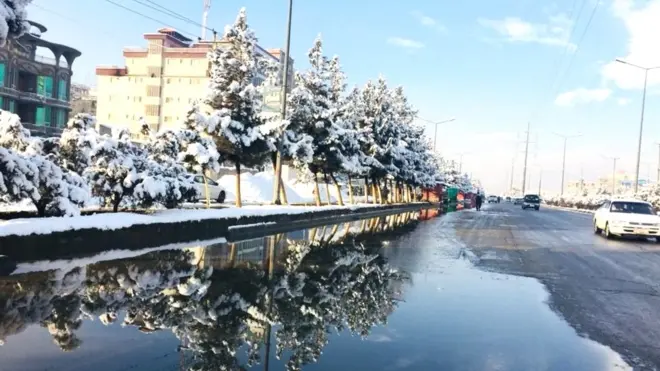 نن سهار د سړکونو کنګل کېدو له امله د خلکو تګ راتګ څه ناڅه له ستونزو سره مخ شوی. انځور عالیه فرزان