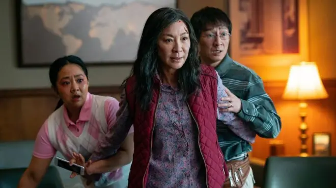 فیلم «همه چیز همه جا در یک زمان» یک فیلم عملی - تخیلی است که رویدادهایش در ژانر رو به گسترش «چند جهانی» رخ می‌دهد