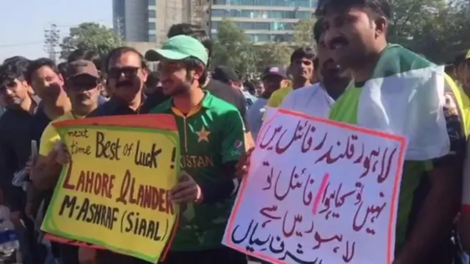 پاکستان سپر لیگ کے فائنل کے لیے لاہور کے قذافی سٹیڈیم میں شائقینِ کرکٹ کی آمد کا سلسلہ شروع ہو گیا ہے۔