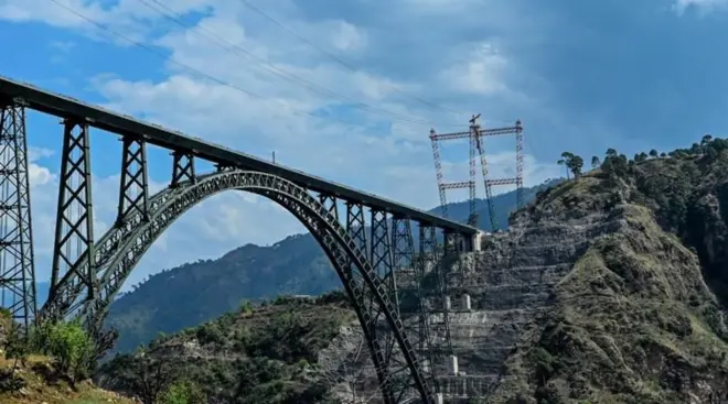 चिनाब नदीवर बांधण्यात आलेला पूल पॅरिसच्या आयफेल टॉवर पेक्षा 35 मीटर उंच आहे