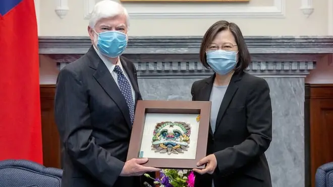 4月15日上午，台湾总统蔡英文在台北接见到访的美国跨党派代表团。