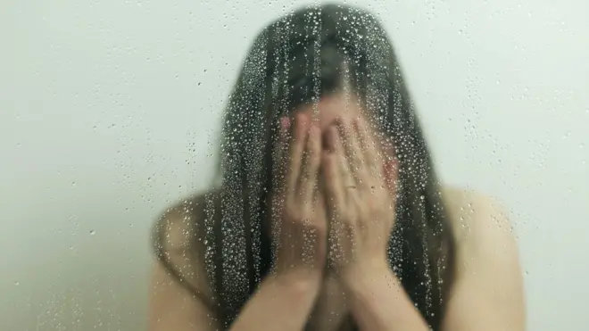 женщина плачет