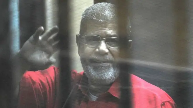 Morsi dinyatakan meninggal dunia di rumah sakit pada pukul 16:50 waktu setempat, Senin (17/06) dan laporan awal tidak menunjukkan adanya tanda-tanda cedera pada tubuhnya, kata jaksa penuntut umum.