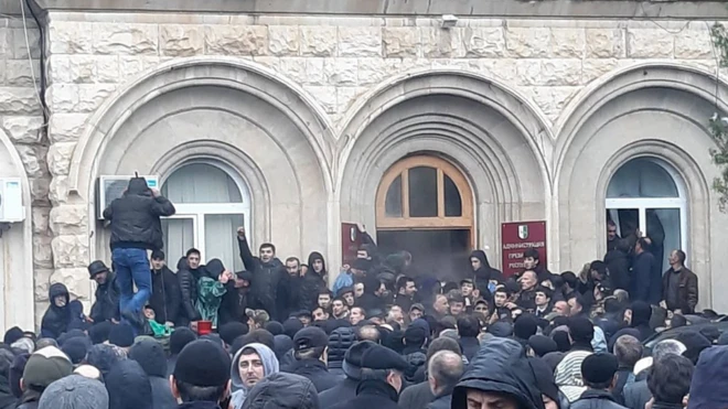 Люди залезают в окна