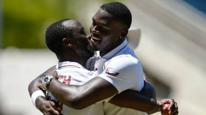 کیمار روچ (بائیں جانب) اور جیڈن سیلز نے آخری وکٹ کے لیے 17 رنز کی شراکت قائم کر کے اپنی ٹیم کو ایک وکٹ سے جیت دلوا دی