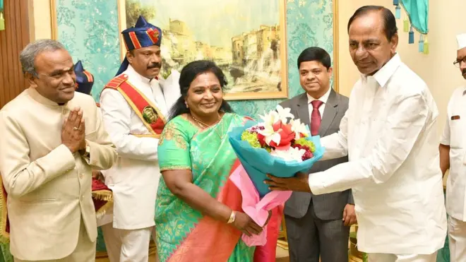 గణతంత్ర దినోత్సవం సందర్భంగా రాజ్‌భవన్‌లో ఏర్పాటు చేసిన తేనీటి విందులో గవర్నర్ తమిళసై సౌందరరాజన్‌కు అభినందనలు తెలుపుతున్న ముఖ్యమంత్రి కేసీఆర్