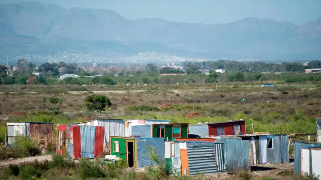 Des habitations de fortune dans la ville du Cap (illustration).