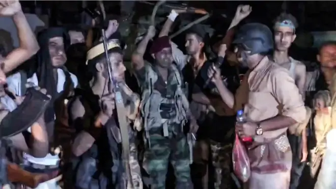 مسلحو المجلس الانتقالي بعد سيطرتهم على القصر الرئاسي في عدن