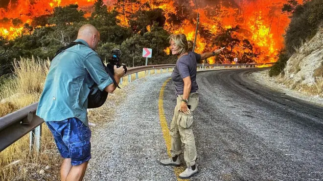 Sky News muhabiri Crawford'ın Türkiye'deki yangınlarla ilgili yaptığı yayın sırasında alevlerin arasında kalması en çok konuşulan görüntülerden biri oldu. Crawford, yangınlarla ilgili izlenimlerini kaleme aldığı makalede Türkiye'ye topluca hissedilen bir öfke ve çaresizlik duygusunun hakim olduğunu, Erdoğan'a yeteri kadar uçak olmaması dolayısıyla eleştiri yöneltildiğini belirtti.