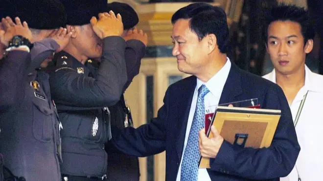 ทักษิณ ชินวัตร เก็บของออกจากตึกไทยคู่ฟ้า ทำเนียบรัฐบาล เมื่อวันที่ 5 เม.ย. 2549 หลังประกาศ "เว้นวรรคการเมือง" หนึ่งวันก่อนหน้านั้น ท่ามกลางแรงกดดันจากการชุมนุมของกลุ่มพันธมิตรฯ