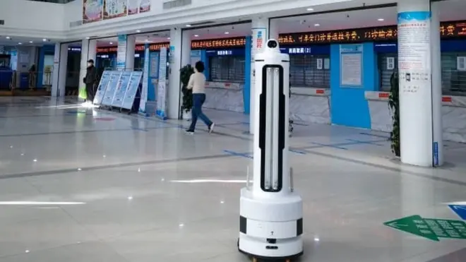 武汉医院里的优艾智合机器人
