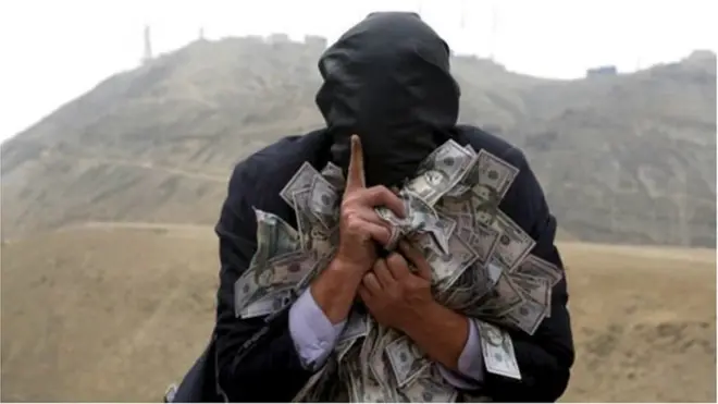 Людина із закритим обляччям із грошима