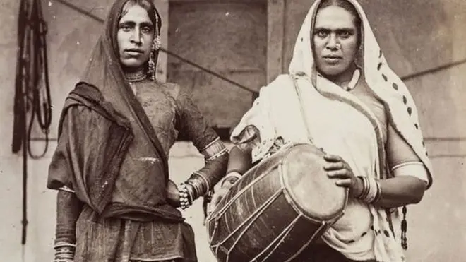 قضات هند خواجه‎ها را با صفاتی نظیر مبدل‎پوش، گدا یا فاحشه غیرعادی توصیف می‎کردند