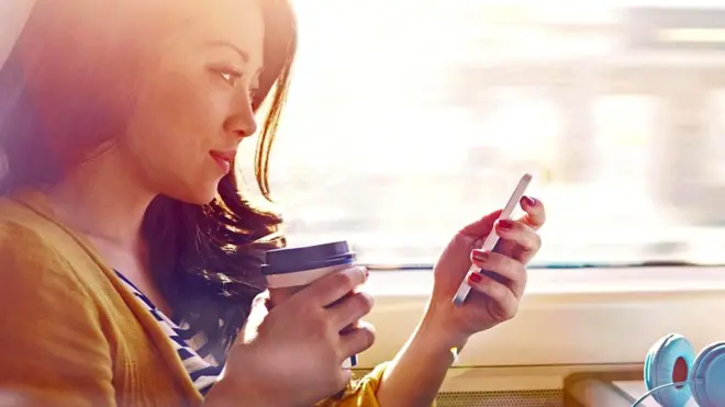 Девушка со смартфоном