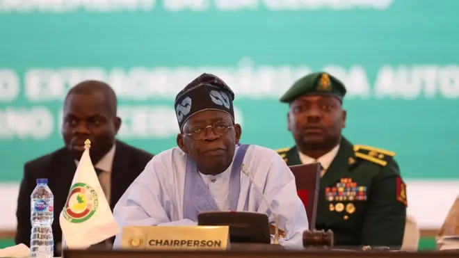 الرئيس النيجيري بولا تينوبو خلال قمة الإيكواس الأخيرة التي وجهت إنذارا لقادة انقلاب النيجر