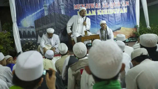 Pendiri FPI Rizieq Shihab bersama para anggotanya di Jakarta.