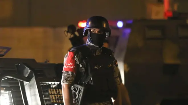 Seorang polisi Yordania berjaga-jaga di sekitar Kedutaan Israel.