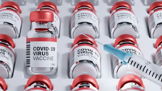 شیشههای واکسن کرونا و یک سرنگ