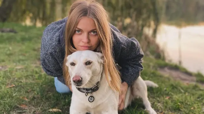 Безпритульна собака стала домашнім улюбленцем і зіркою соцмереж