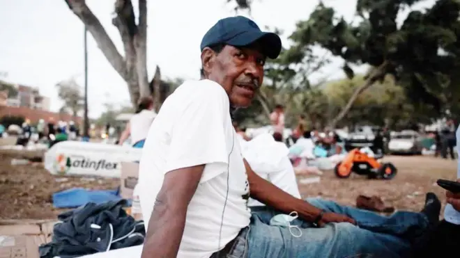 Jesús Andueza con una camiseta blanca y un pantalón azul en un campamento improvisado en La Guaira