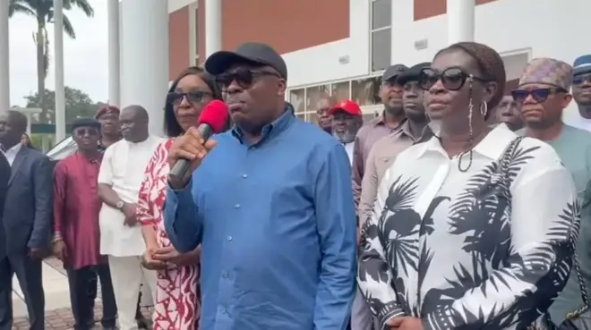 Gov. Fubara, im wife Valerie and deputy govnor, Prof. Ngozi Oda with oda govment pipo and supporters for Govment House, Port Harcourt