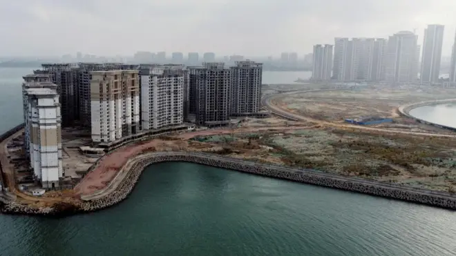 海南海花岛是由恒大集团斥资约人民币1,600亿元，在海南省儋州市洋浦湾海域填海建造的世界最大人工岛。